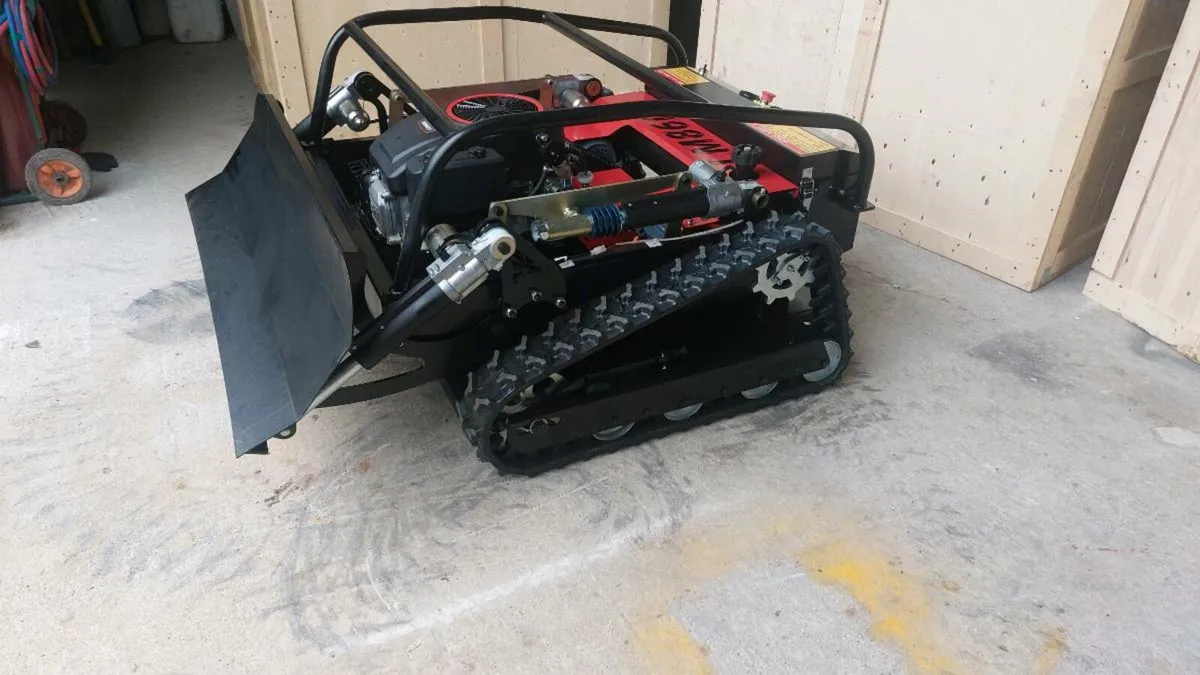 Lawn mower ...40% slopes no problem - Image 3