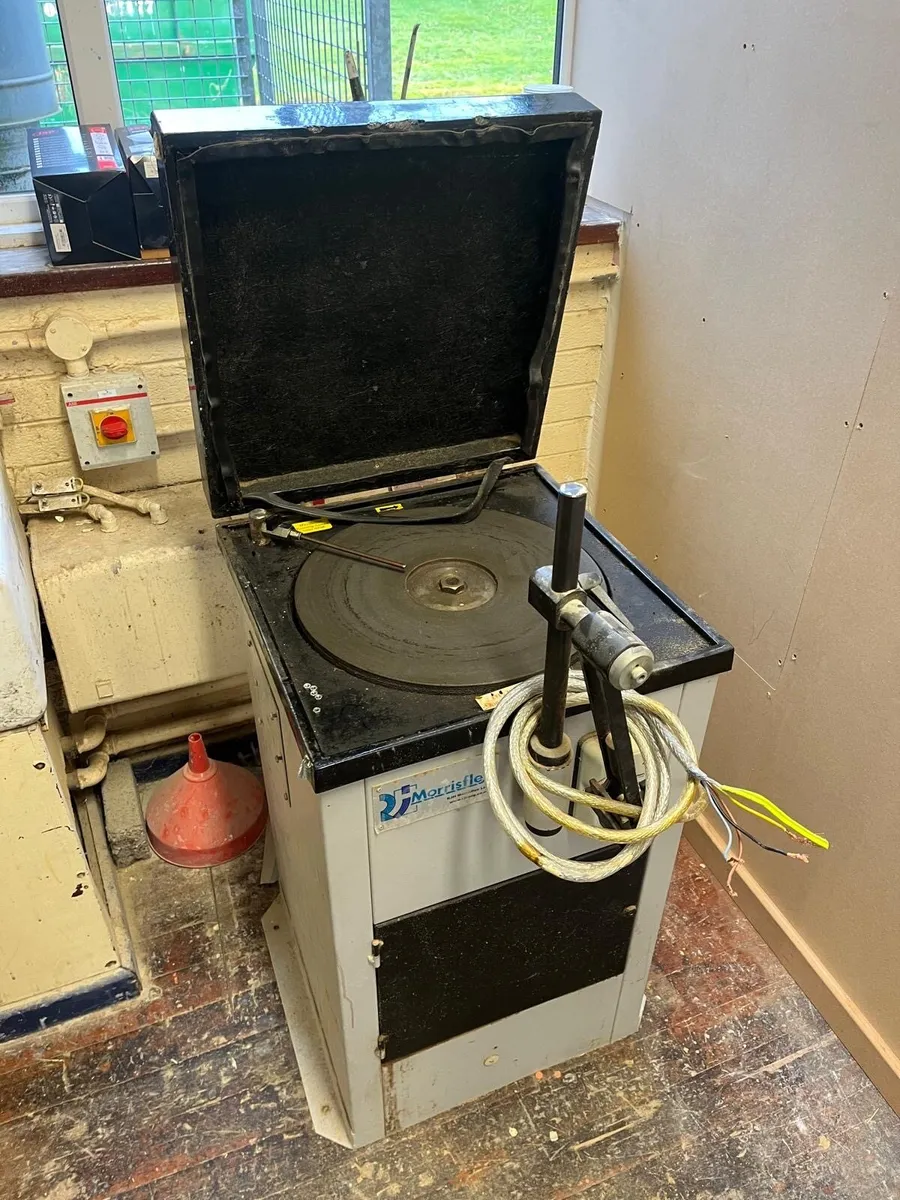 Reduced to clear Ex school oil honing stones, - Image 1