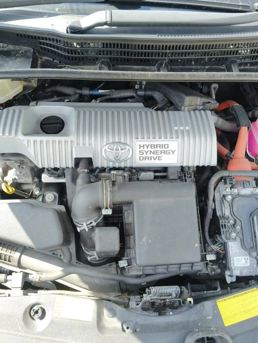 Breaking Toyota Prius 2015 hybrid - Image 2