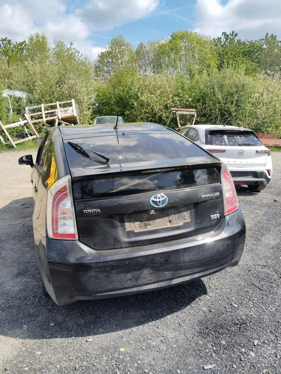Breaking Toyota Prius 2015 hybrid - Image 3