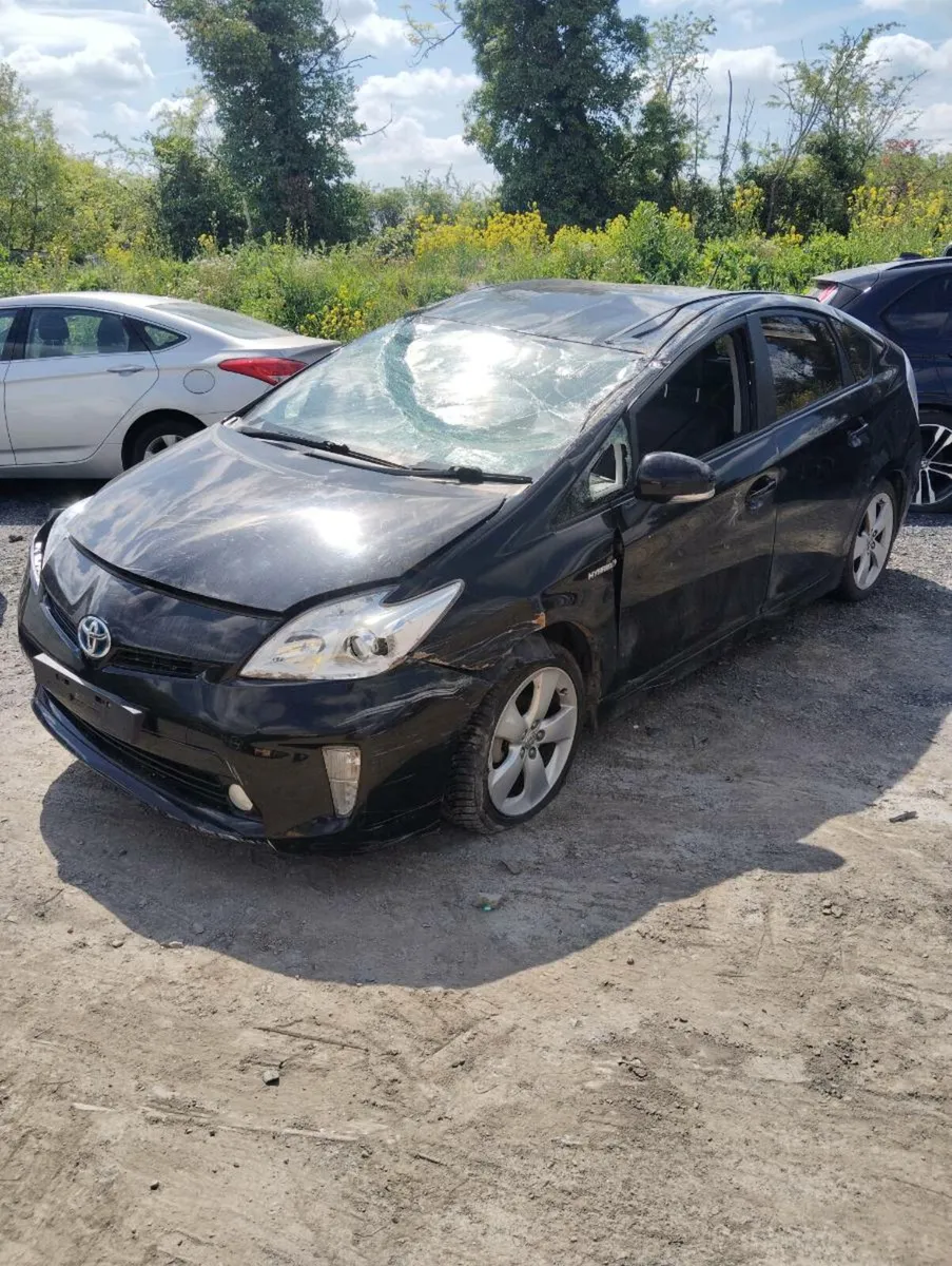 Breaking Toyota Prius 2015 hybrid - Image 1