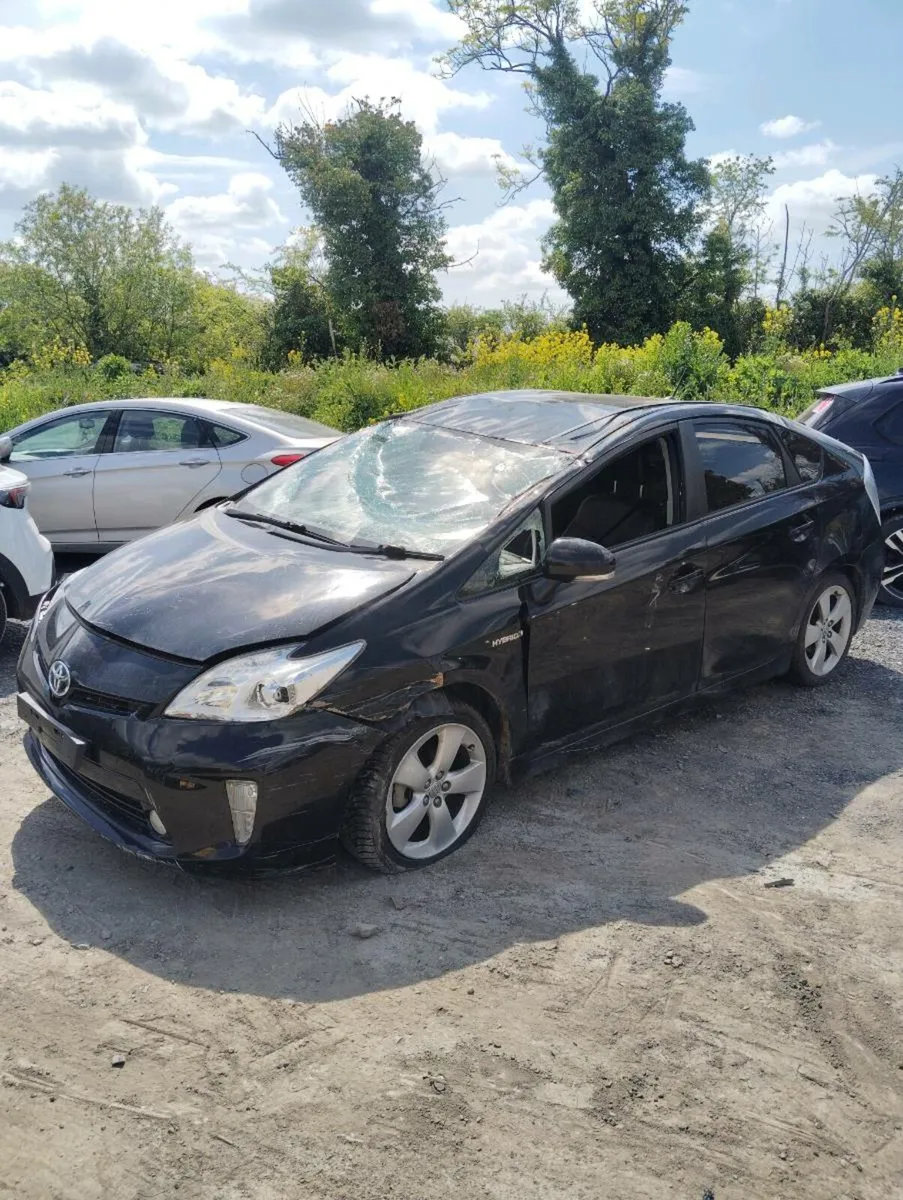 Breaking Toyota Prius 2015 hybrid - Image 4