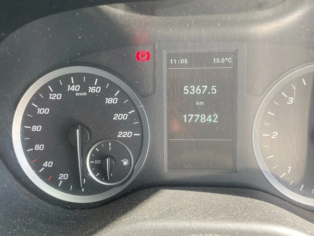 Mercedes Vito 2020 front damage €7950 - Image 3