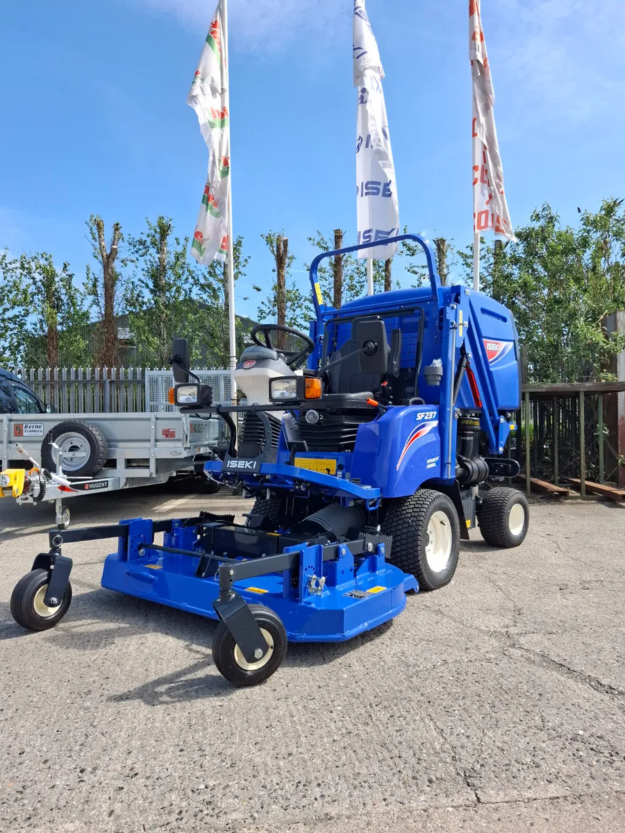 Iseki SF237 Out-Front Mower & Collector - Image 4