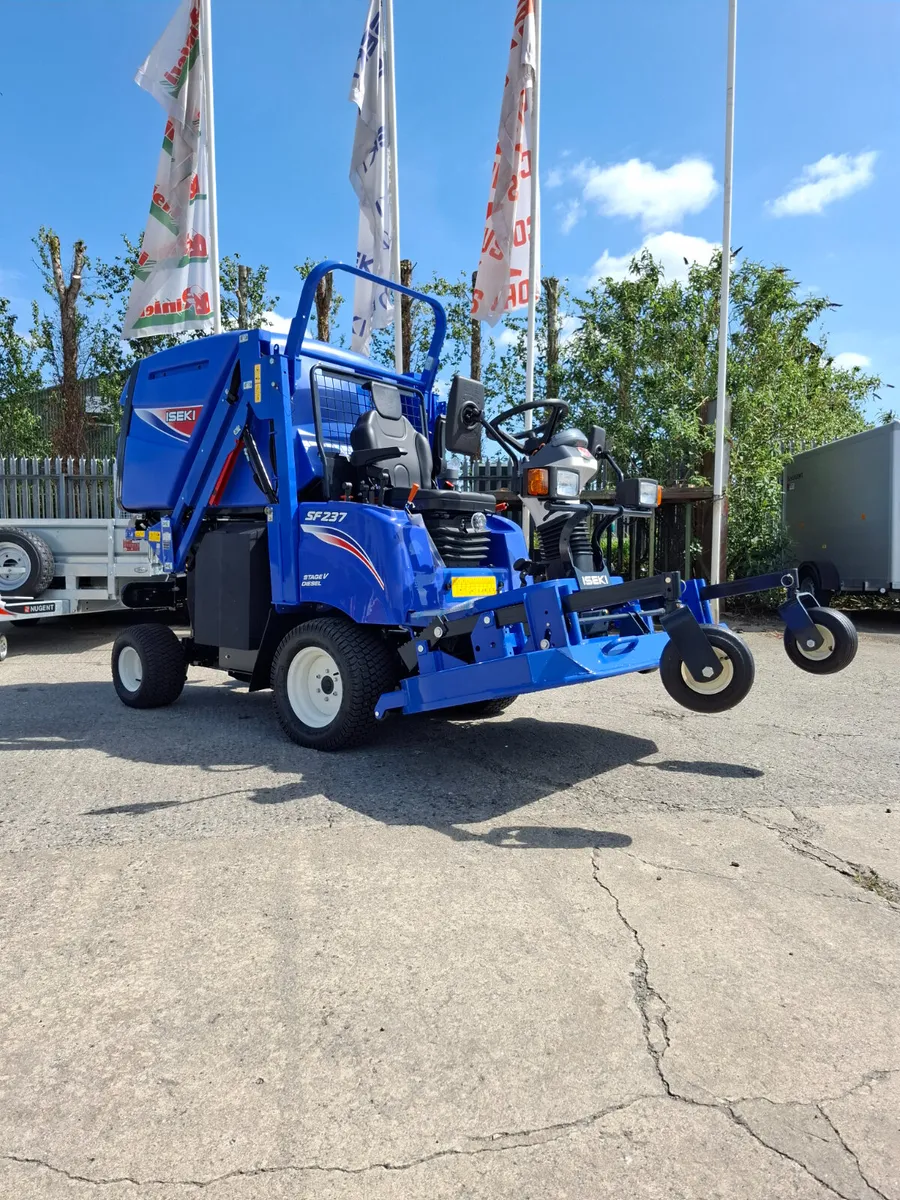 Iseki SF237 Out-Front Mower & Collector - Image 3
