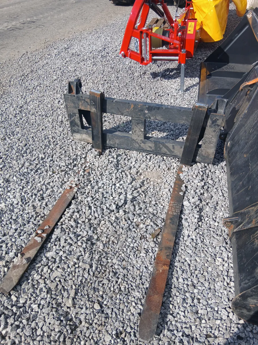 New pallet forks c/w euro brackets for sale - Image 2