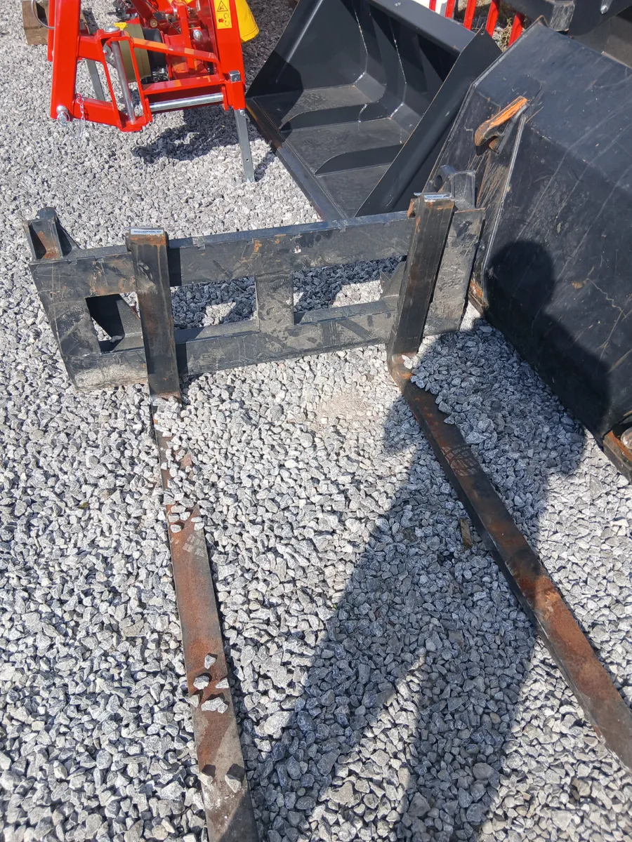 New pallet forks c/w euro brackets for sale - Image 3