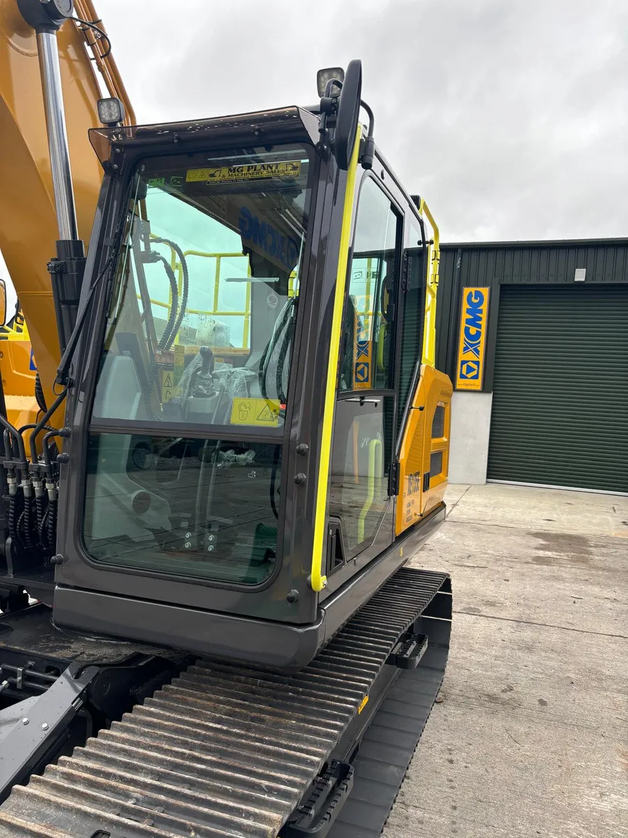 BRAND NEW XCMG XE135E WITH BLADE - Image 3