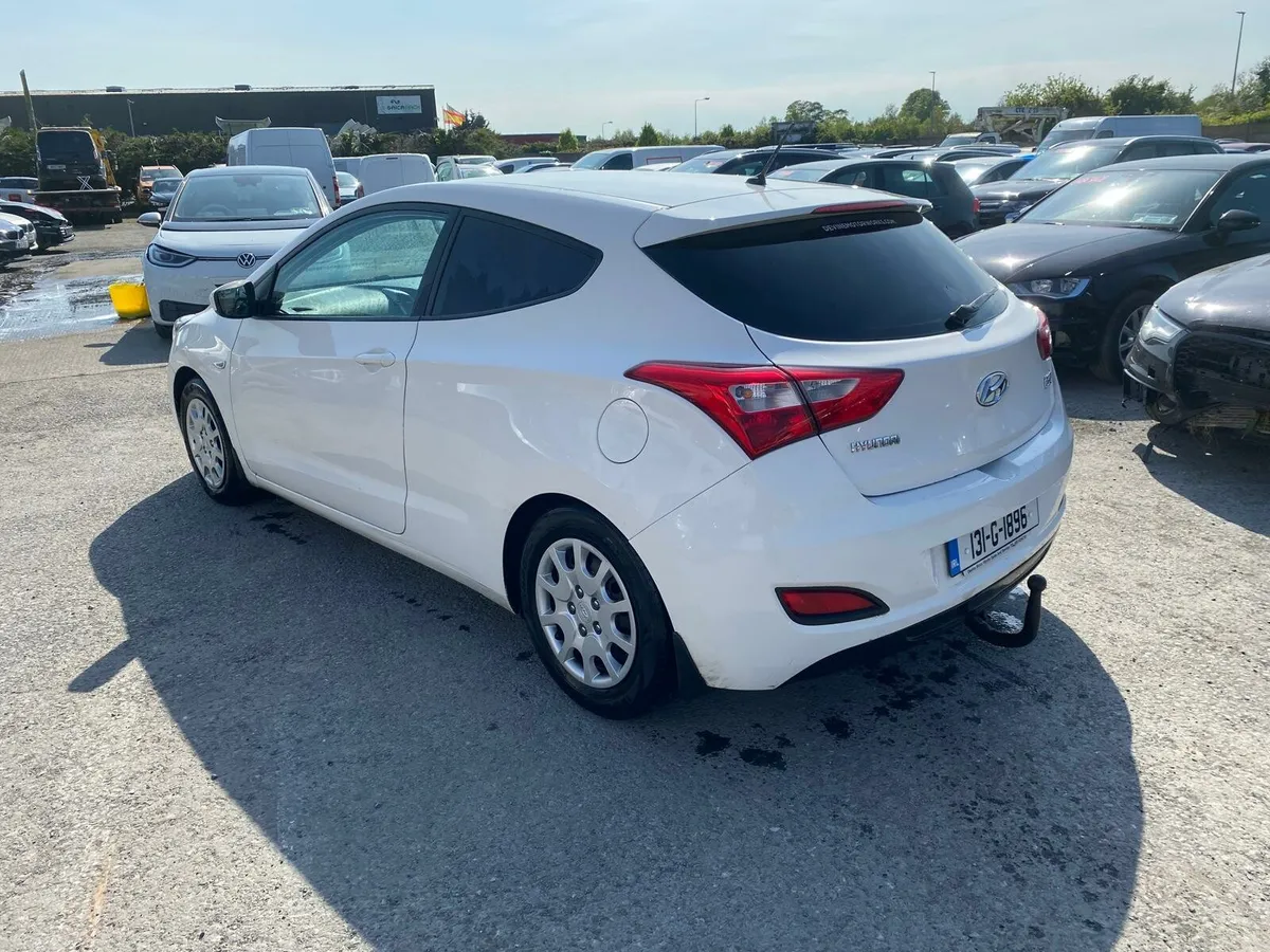 Hyundai i30 van slight damage 2013 - Image 4