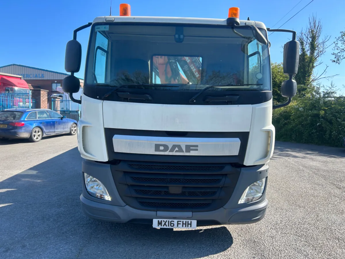 2016 Daf cf 330 6x2 flat with remote crane - Image 2