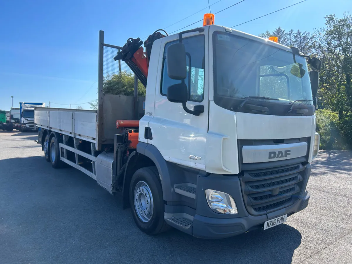 2016 Daf cf 330 6x2 flat with remote crane - Image 3