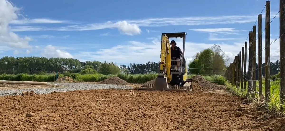 Mini digger hire - Image 3