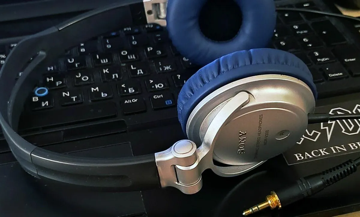 Sony MDR-V300 Headphones New Ear Pad - Image 3