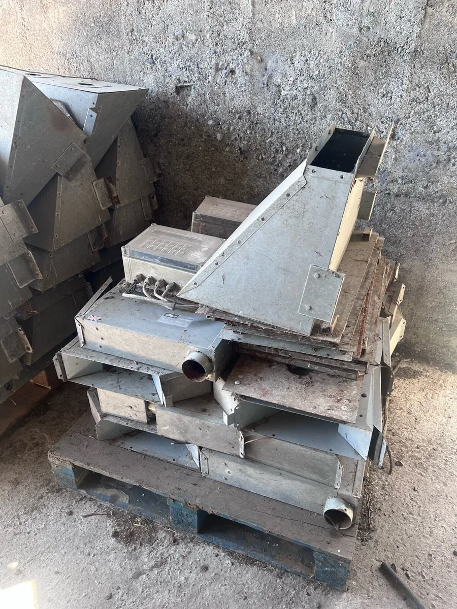 ATL parlour feeders - Image 1