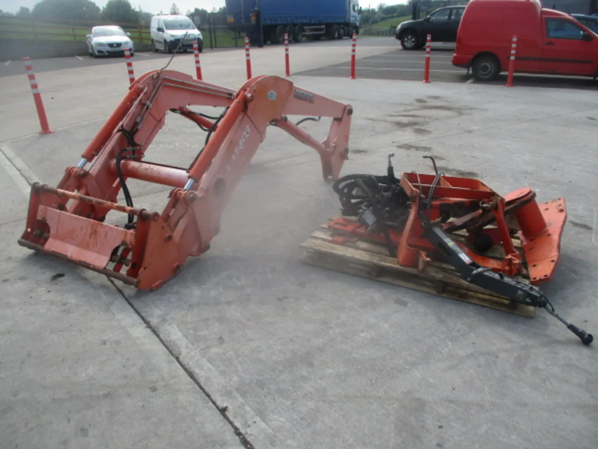 Kubota LA1403 Loader - Image 3