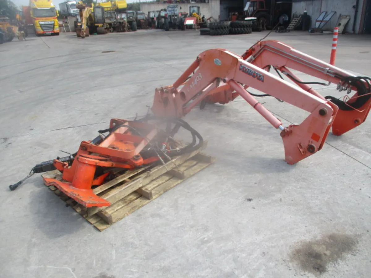 Kubota LA1403 Loader - Image 4