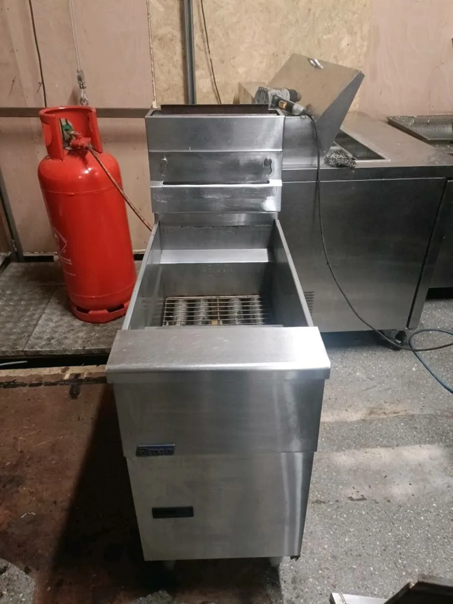 Charvet cooker & pitco fryer - Image 4