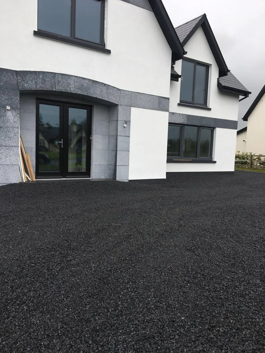 Kilkenny Black Driveway Chippings 10mm 20 tons - Image 1
