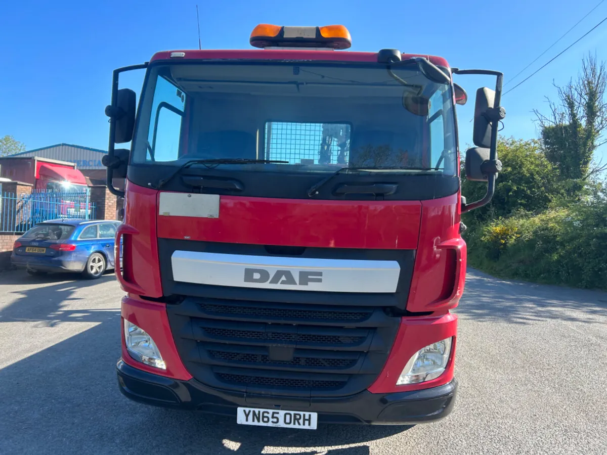 2015 Daf cf 290 6x2 flat with remote crane - Image 2