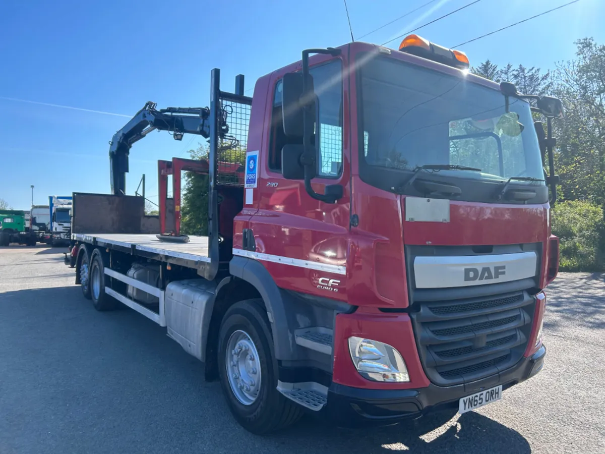 2015 Daf cf 290 6x2 flat with remote crane - Image 3