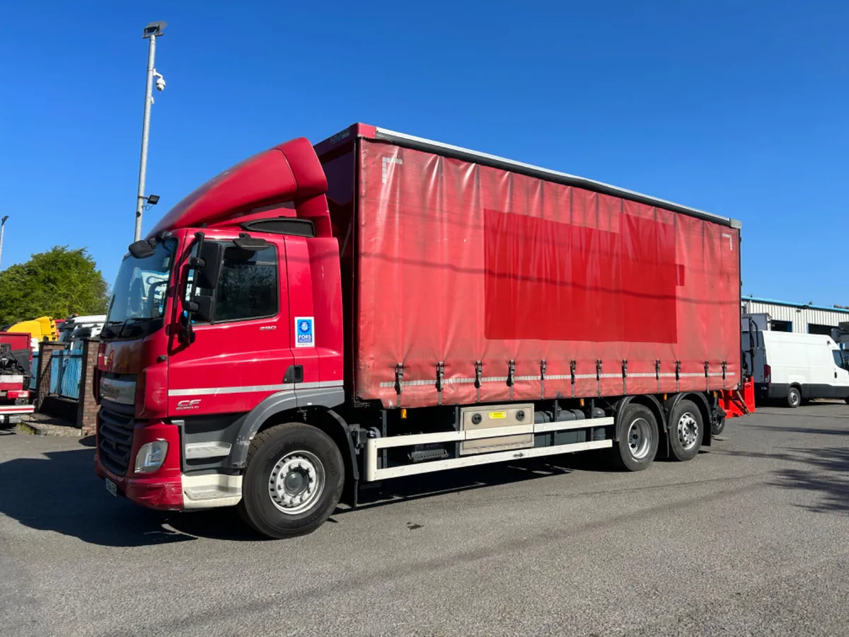 2014 Daf cf 6x2 Curtainsider + Moffett fork lift - Image 1