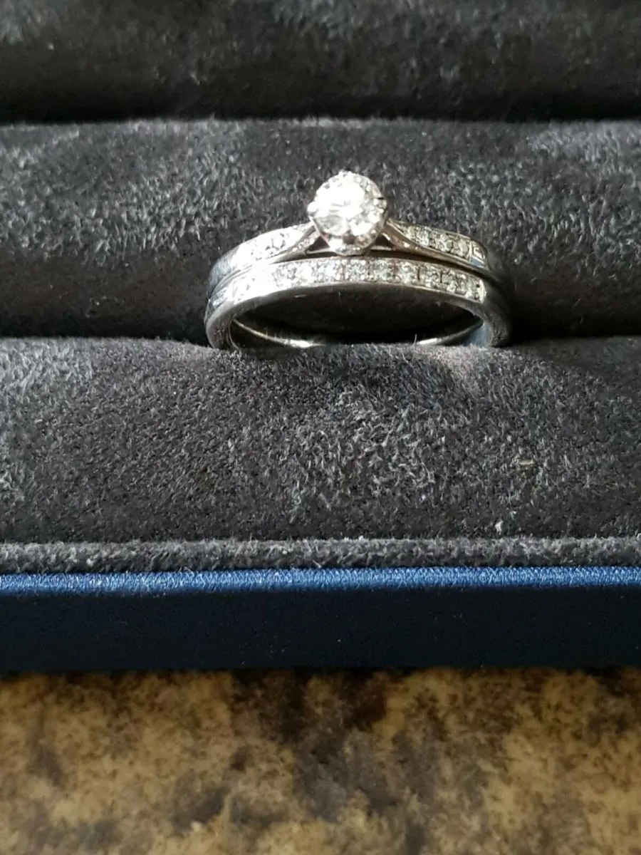 18ct  gold diamond solitaire/eternity ring set - Image 3