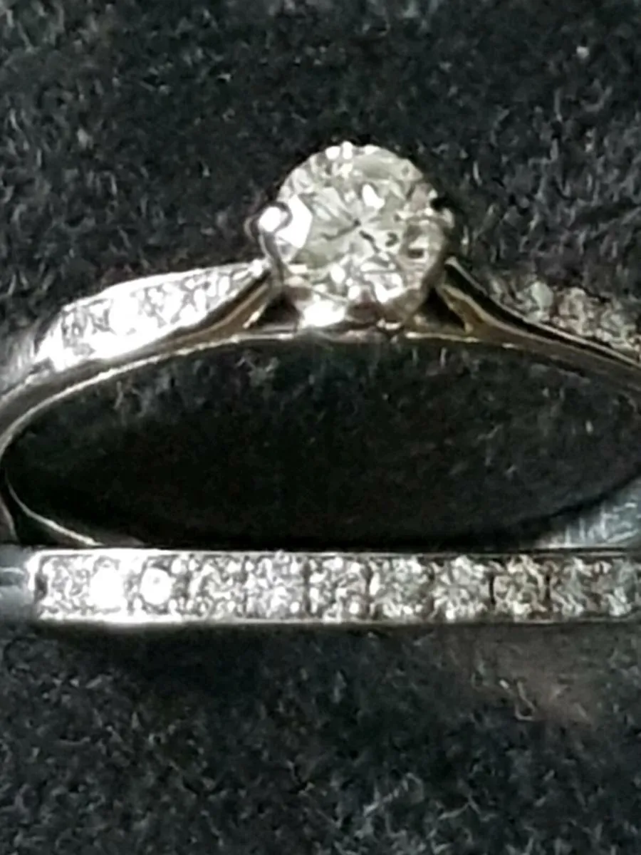 18ct  gold diamond solitaire/eternity ring set - Image 2