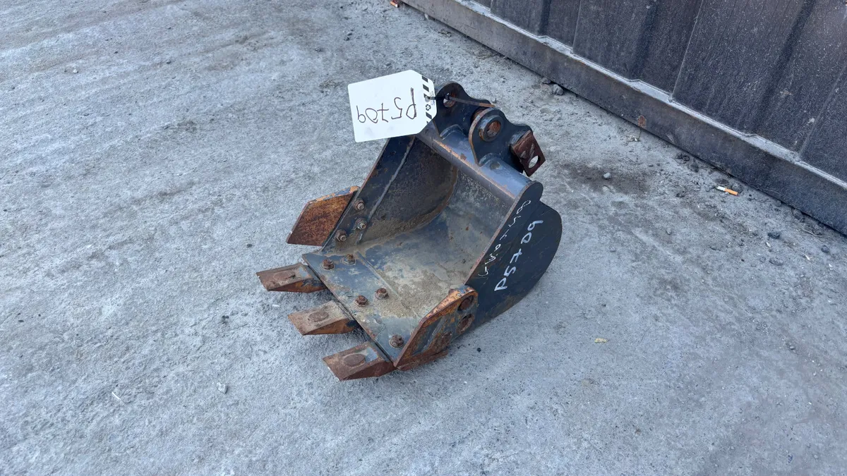 30” Excavator Bucket with 25mm pins - Image 1