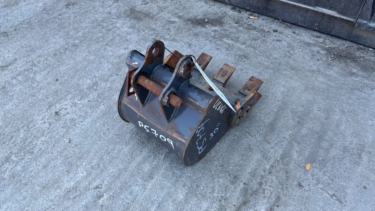 30” Excavator Bucket with 25mm pins - Image 4