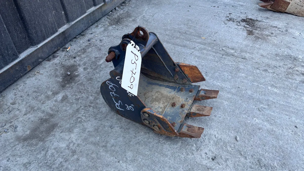 30” Excavator Bucket with 25mm pins - Image 2