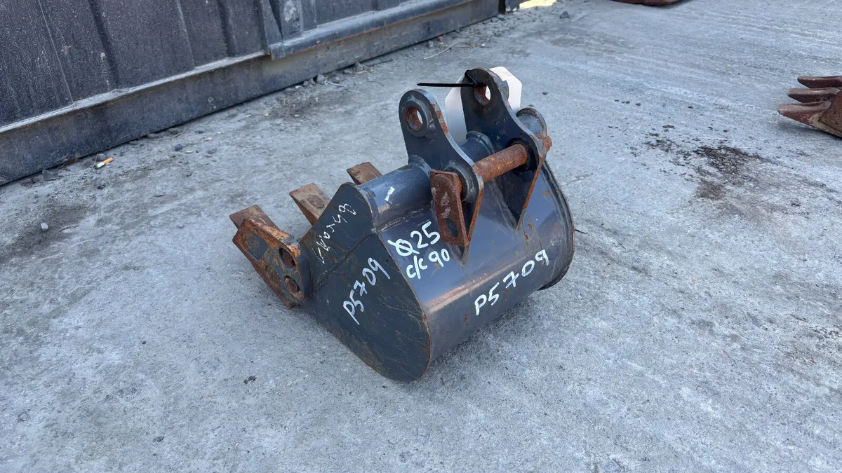 30” Excavator Bucket with 25mm pins - Image 3