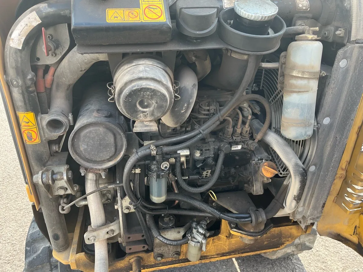 Cat 301.4 mini digger - Image 4