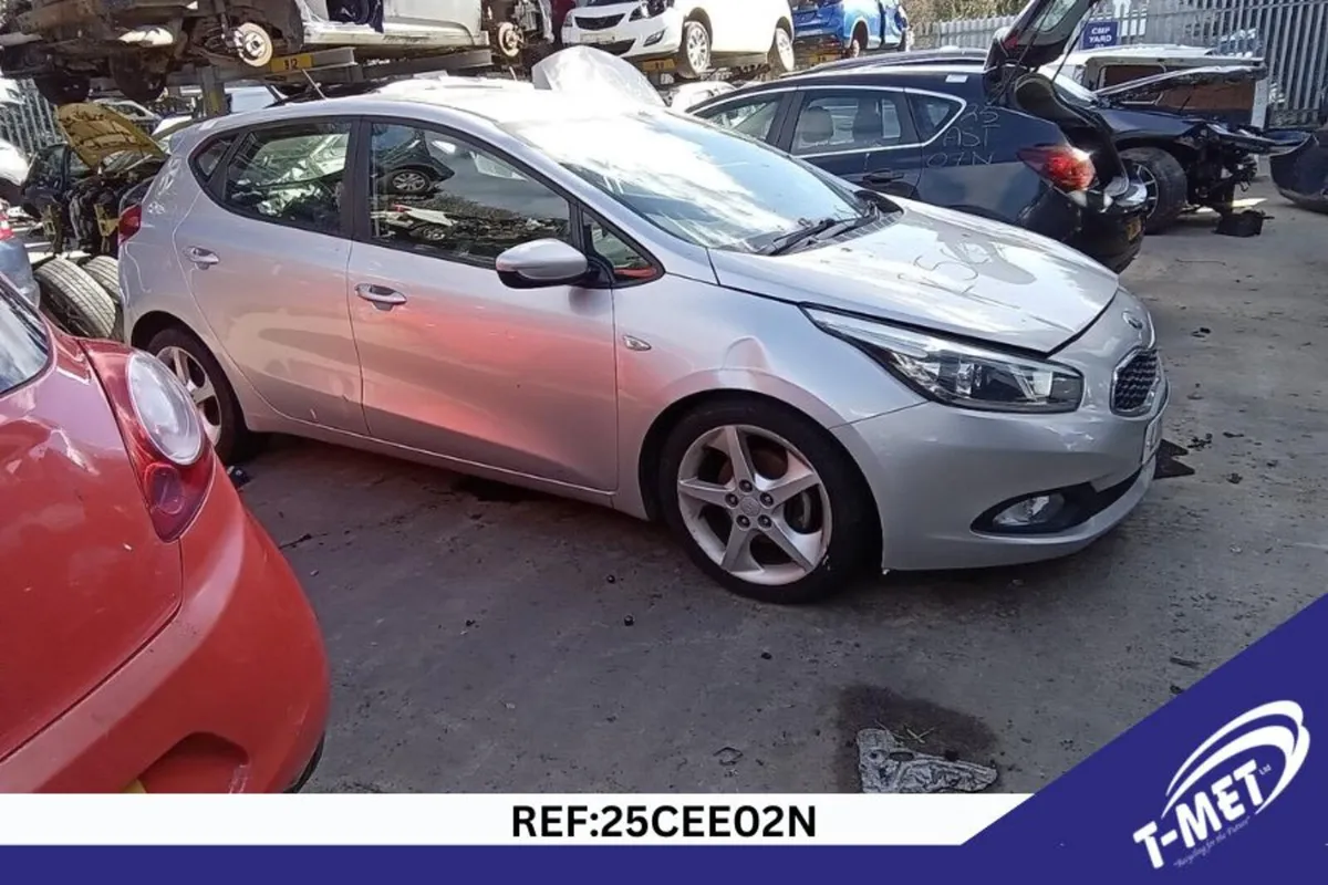 2013 KIA CEED BREAKING FOR PARTS - Image 1