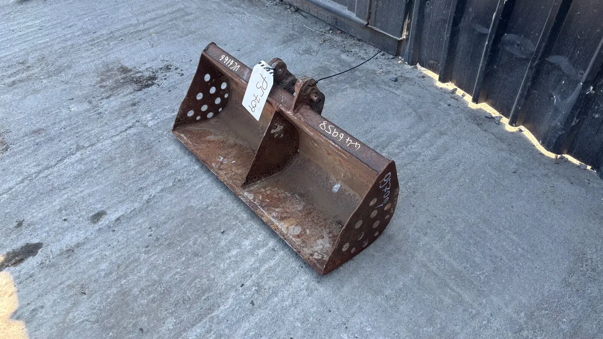 36” Grading Bucket with 25mm pins - Image 3