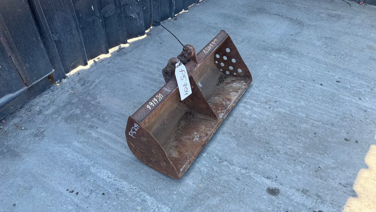 36” Grading Bucket with 25mm pins - Image 4