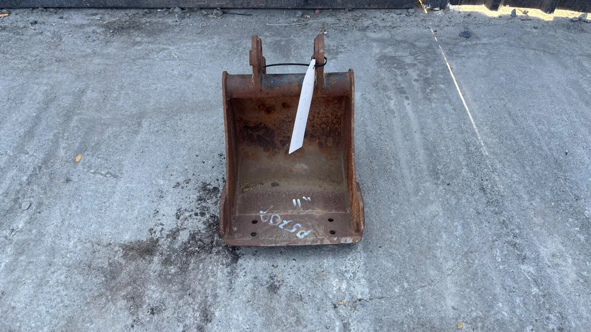 11” Excavator Bucket with 30mm pins - Image 2
