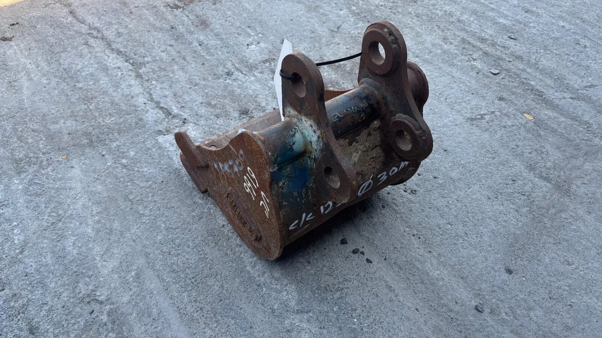 11” Excavator Bucket with 30mm pins - Image 4