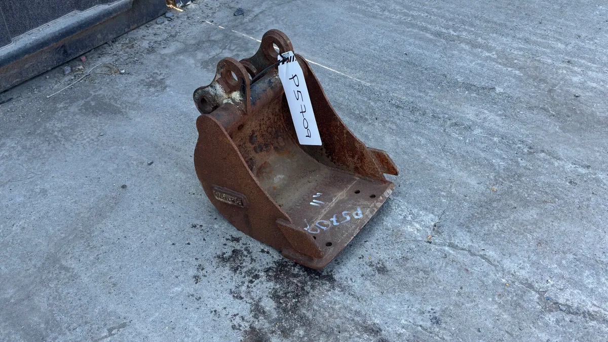 11” Excavator Bucket with 30mm pins - Image 1