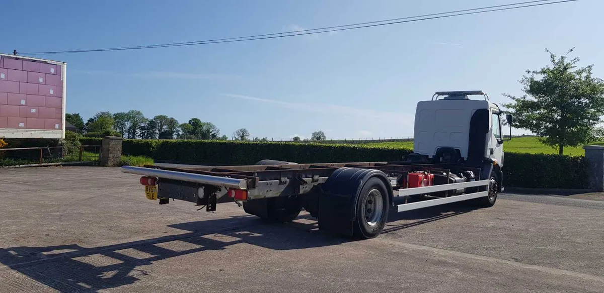 2008 Volvo FLE 240 4X2 , Day Cab, - Image 3