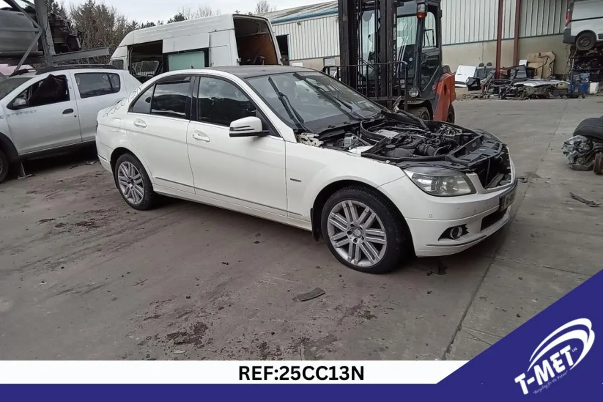 2011 MERCEDES C CLASS BREAKING FOR PARTS - Image 3