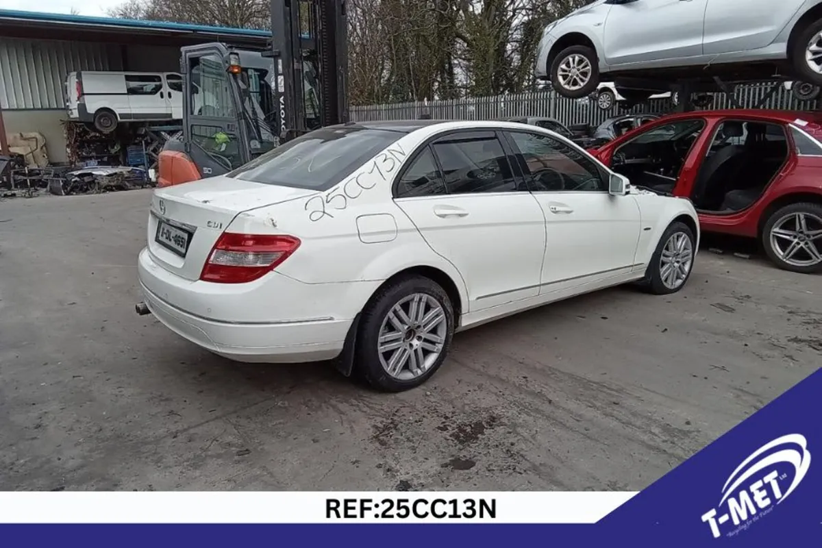 2011 MERCEDES C CLASS BREAKING FOR PARTS - Image 1
