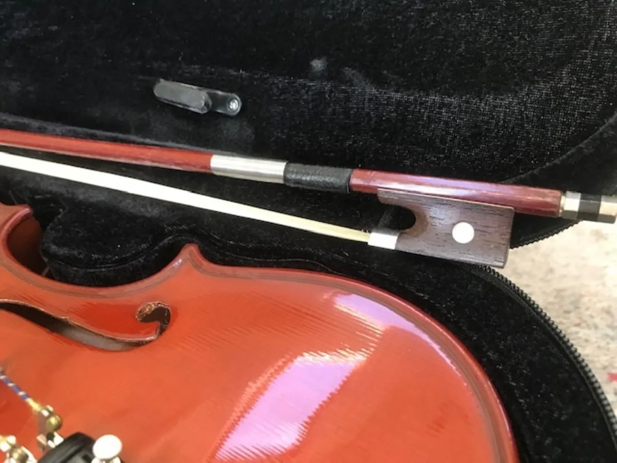 Violin full size with new case and strings - Image 4