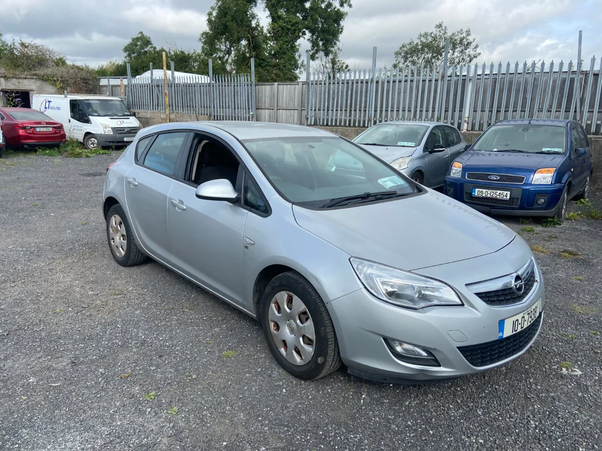 2010 opel astra 1.4 petrol for breaking - Image 1