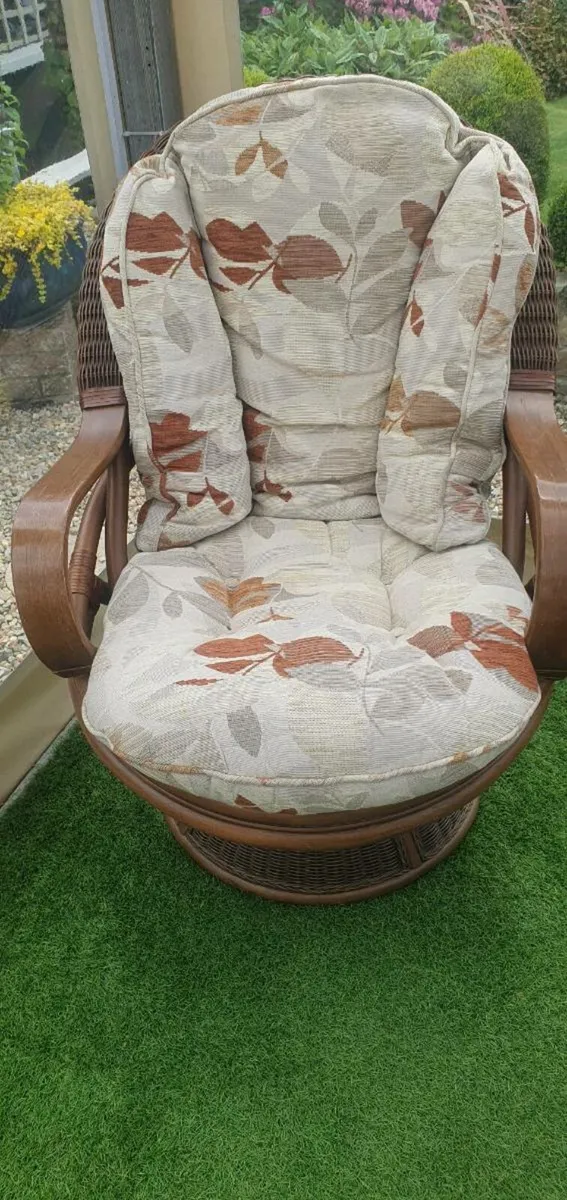 Lovely 3 seater sofa with matching swivel chair - Image 1