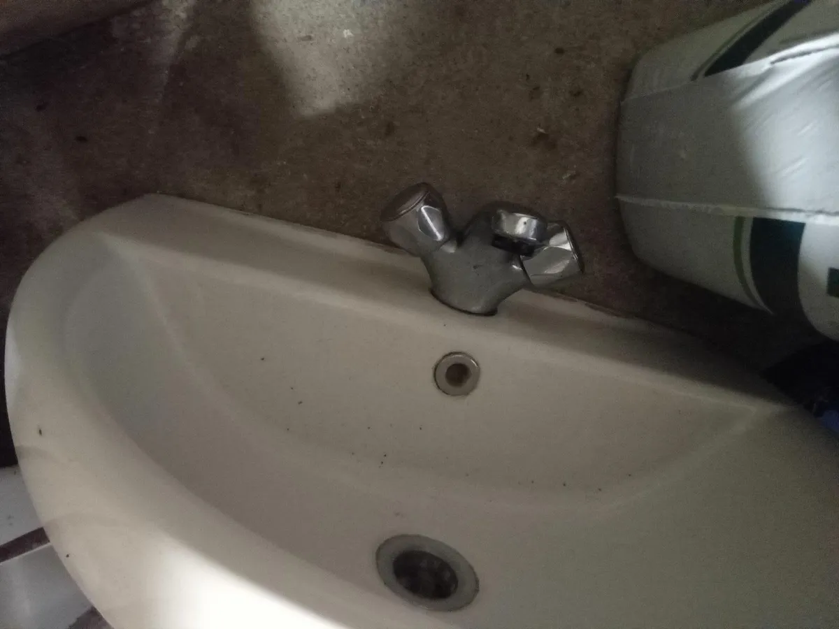 Toilets, sinks, taps, toilet roll holders - Image 3