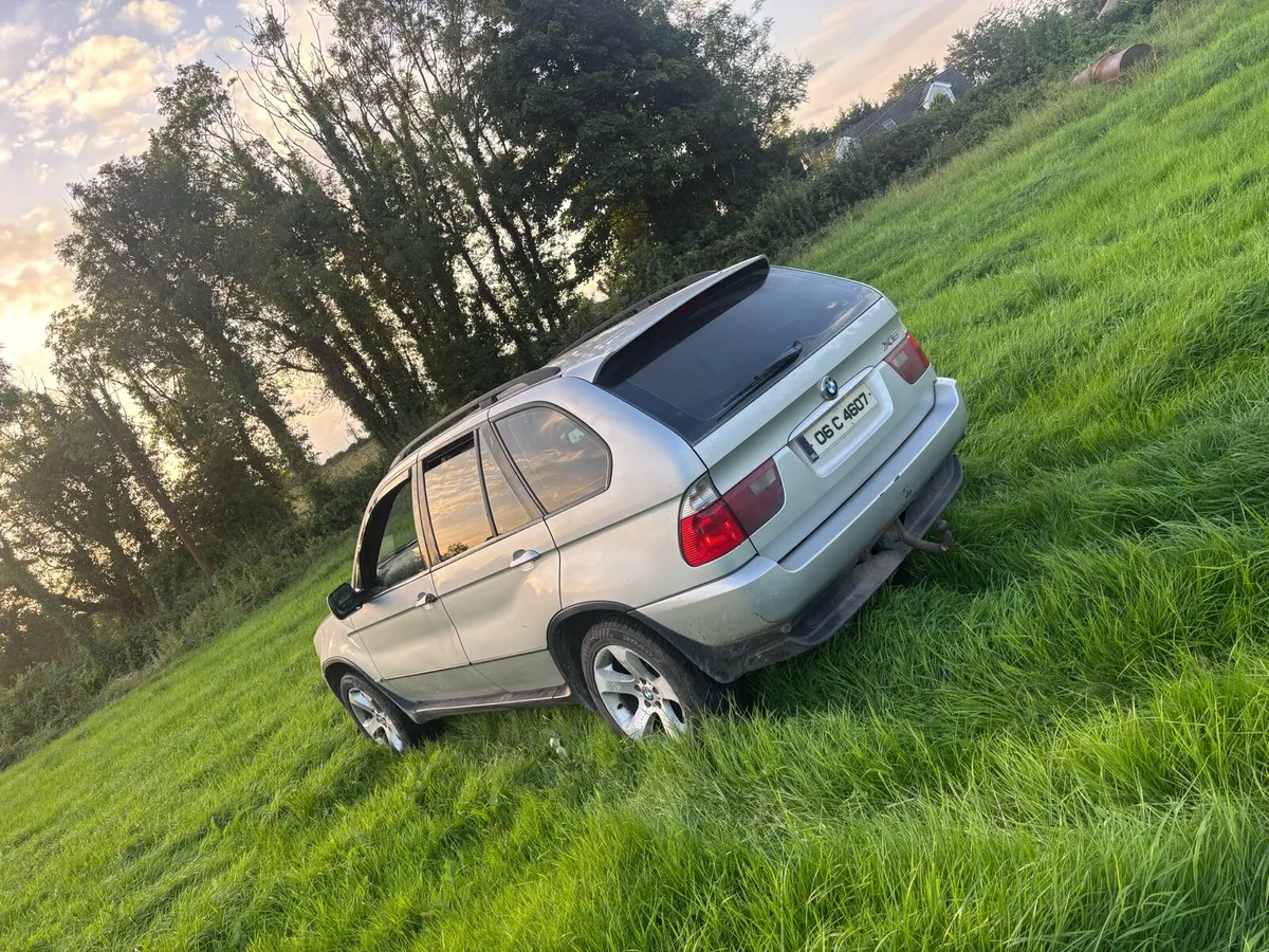 BMW X5 jeep for parts - Image 1