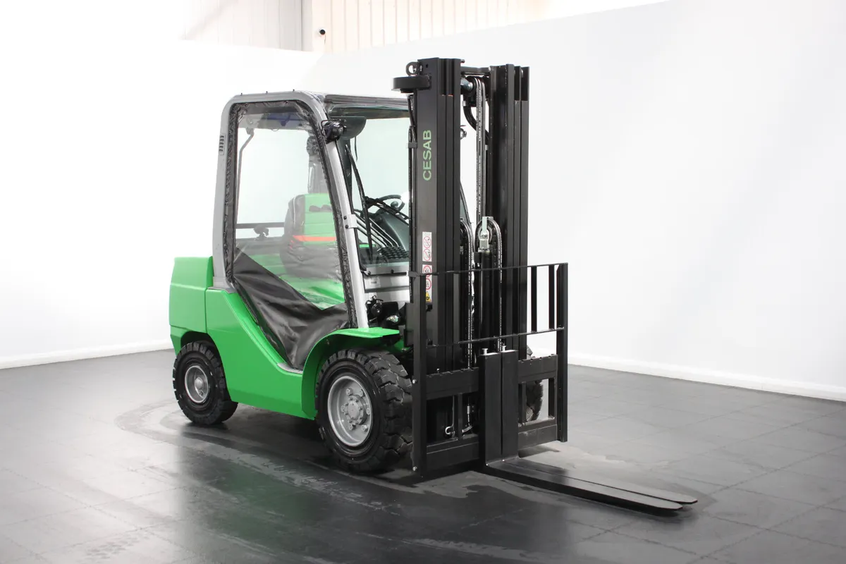 CESAB M330DV Diesel Counterbalance Forklift - Image 1