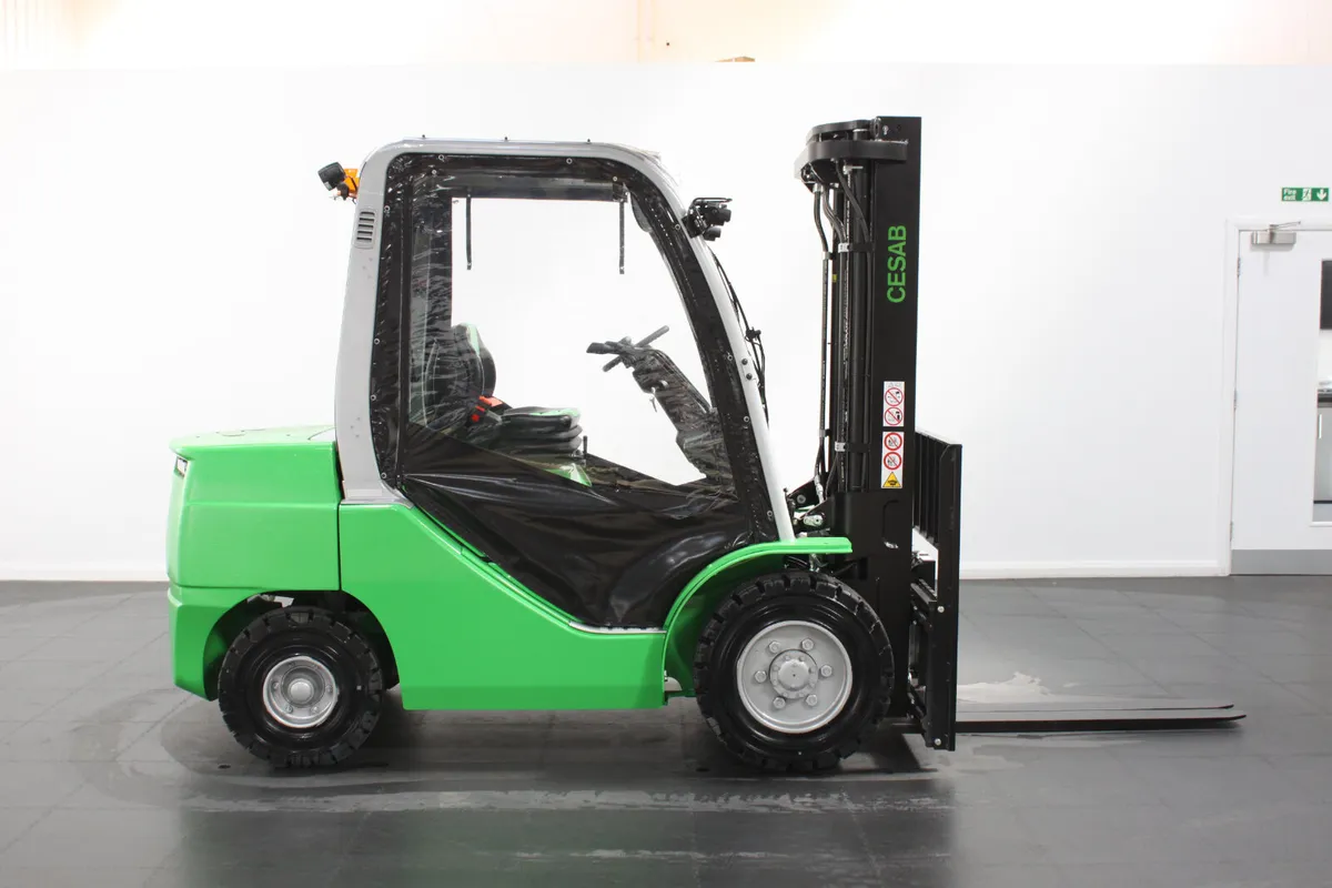 CESAB M330DV Diesel Counterbalance Forklift - Image 3