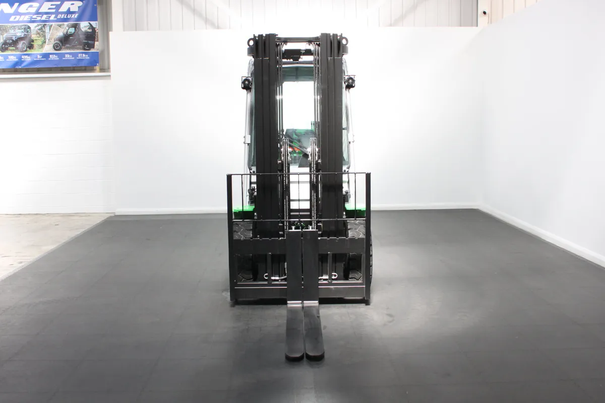 CESAB M330DV Diesel Counterbalance Forklift - Image 4