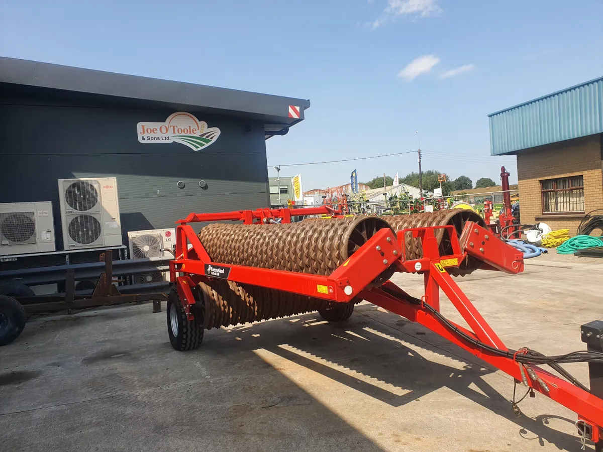 Used Kverneland 8.3 Meter Ring Roller - Image 3